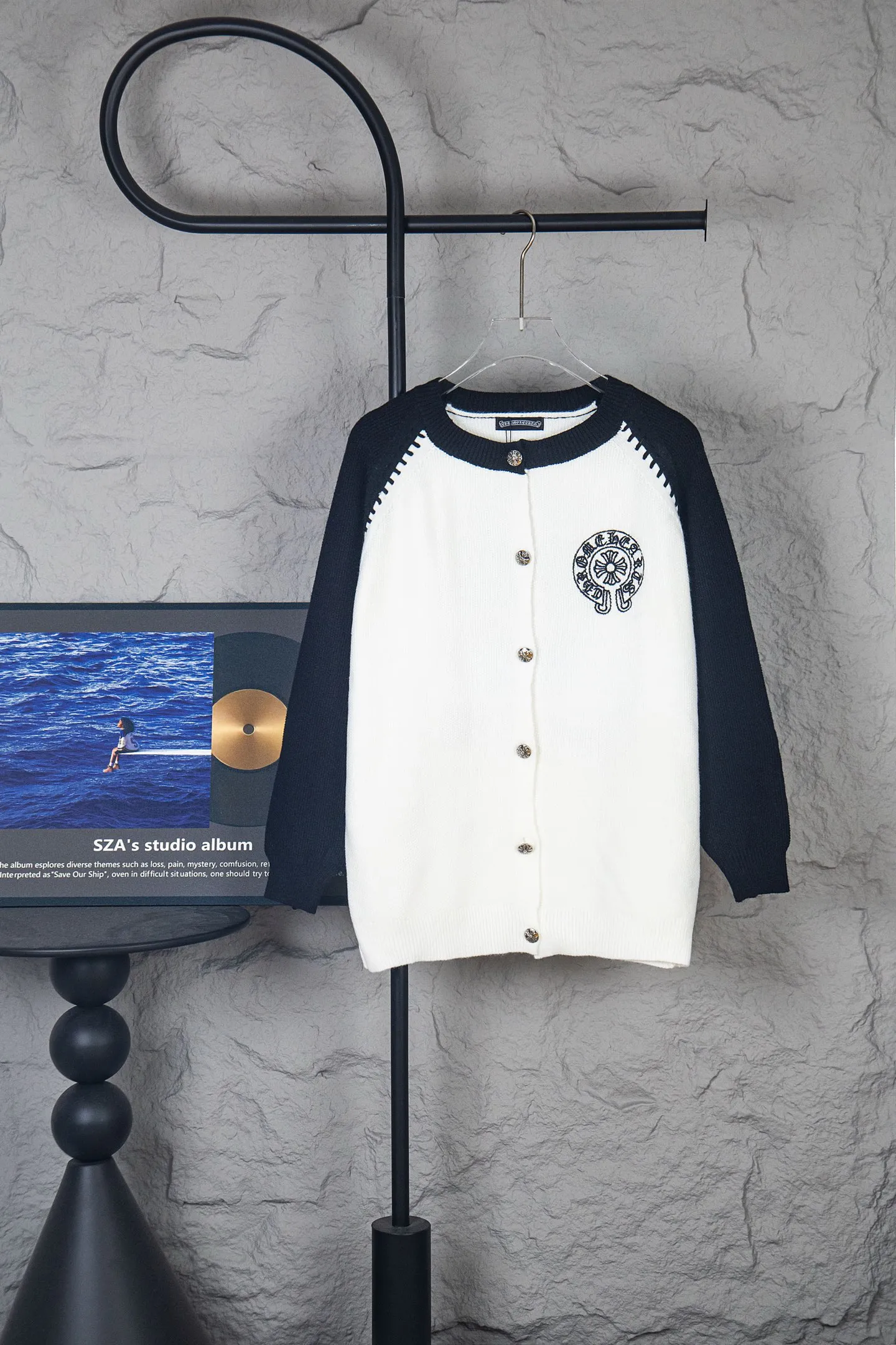 P300 ChromeHearts popular Chrome Hearts CH Sanskrit horseshoe cross embroidered button cardigan jacket raglan sleeve sweater, contrasting color splicing raglan round neck knitted sweater, unique knitting texture, soft and skin-friendly, classic pattern embroidery on the front and back. Retro chic. The contrasting color raglan sleeve design and the thick stitching craftsmanship at the joints make it look great when worn alone or layered! The fit is loose and slimming! Fashionable patchwork colored sweater, colorfully intertwined, with clear layers, warm and slimming. Whether worn alone or layered, you can easily control various styles and show your personal charm. The raglan sleeves are shoulder-width in contrasting colors and have ultra-detailed embroidery on the front and back, giving it a casual street feel. It looks great when worn alone! The sleeves are designed with contrasting colors and seams, and the round neck style reveals the neck and flatters the face shape! Wool blend knitted fabric, soft, comfortable and warm to the touch. Contrasting color design➕Loose fit, not flattering on your body shape and slimming, not to mention how easy it is to wear! Basic, versatile and fashionable classic! Black and white are versatile! Black and gray high-end! Couples get involved!  Color: black and white/black gray Size: S~M~L